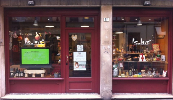 La vetrina del negozio Re_love in via Bixio a Parma con la Tag Cloud Live che ridisegna la vetrina rendendola interattiva 